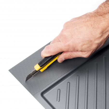 Tapis de protection sink pour fond de meuble de cuisine, coupe en biais par une main avec couteau utilitaire sur caisson anthrac