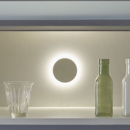 Spot décoratif HALO sur bibliothèque avec LED 2W éclairant le mur, flacons et verre sur étagère.