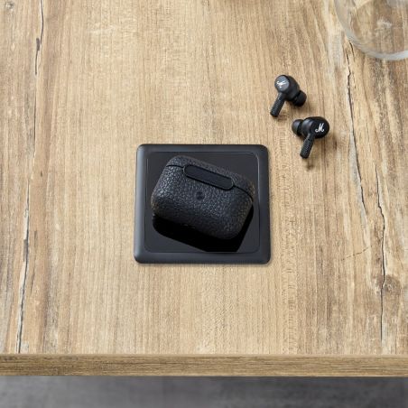 Chargeur à induction encastrable ORION Noir Mat installé sur plan de travail avec boîtier et écouteurs sans fil noirs à proximit