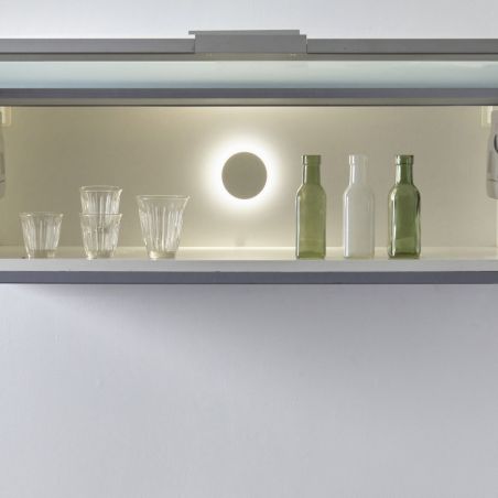 Spot décoratif HALO sur bibliothèque, petit luminaire LED 2W, éclairant en halo autour d’un petit disque mural, avec verres et b