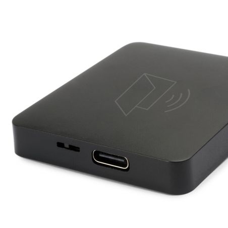 Émetteur LED sans fil Smart Door RF porte avec capteur proximité USB-C, près d’un port USB-C sur le boîtier noir.