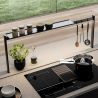Kit étagère de crédence pour îlot en noir mat, Ø 900 mm, posé sur plan de travail avec ustensiles et pots.