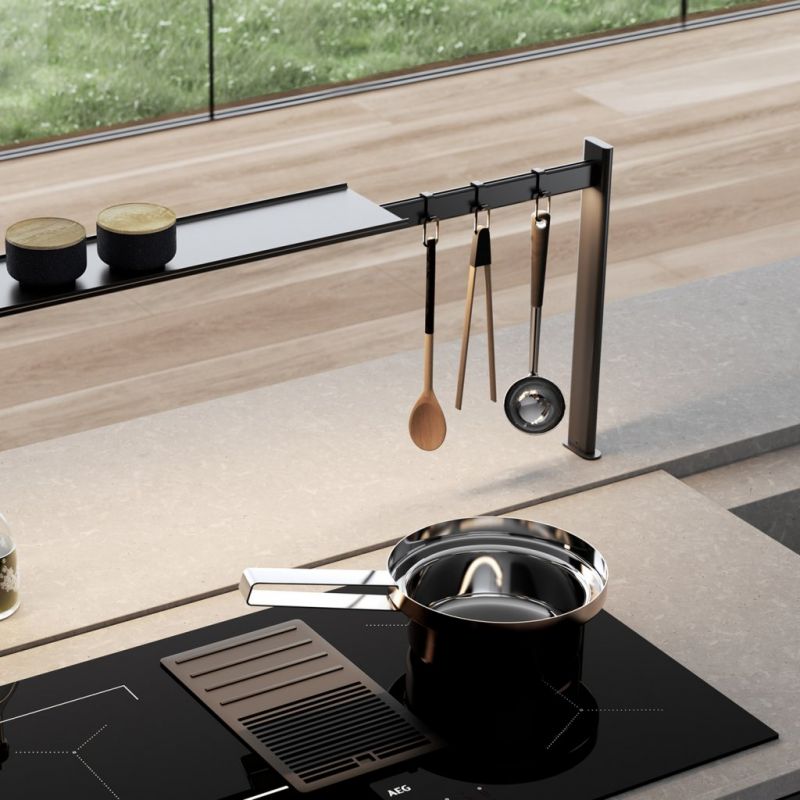 Kit étagère de crédence pour ilot en noir mat, long. 900 mm, fixé au plan de travail, avec crochets et ustensiles suspendus.
