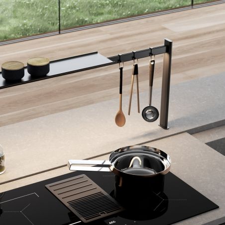 Kit étagère de crédence pour ilot en noir mat, long. 900 mm, fixé au plan de travail, avec crochets et ustensiles suspendus.