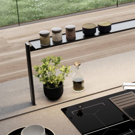 Kit étagère de crédence pour ilot en noir mat, posé au-dessus d’un plan de travail avec pots et plante décorative.