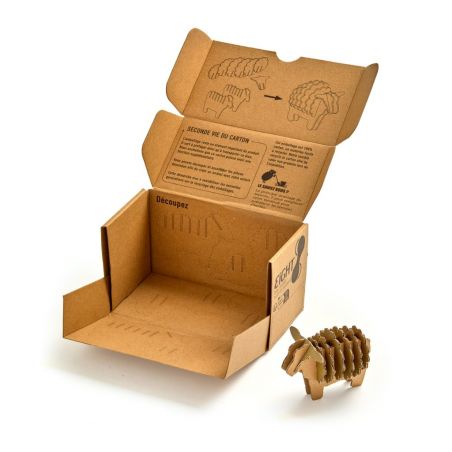 Boîte en carton recyclé pliée et prête à assembler, avec petit animal en carton à côté; nom produit : Prise électrique IP44 étan
