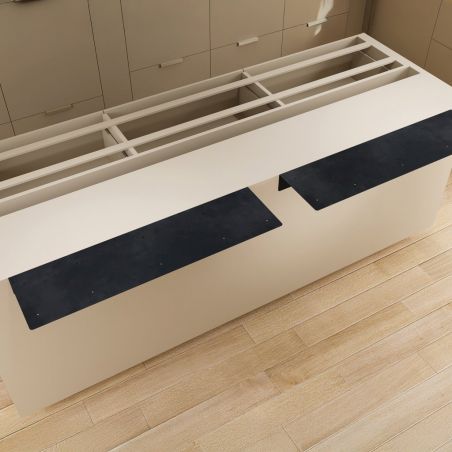 Panneau de meuble de cuisine avec cadre métallique blanc et plateau sans plan de travail posé, en fond cuisine moderne. Prolonga