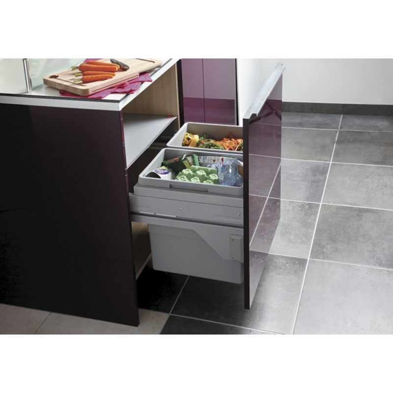 Poubelle de meuble 600 mm avec 2 bacs et couvercle fixe, ouverture manuelle et système SOFT, fixé sous le plan de cuisine gris.
