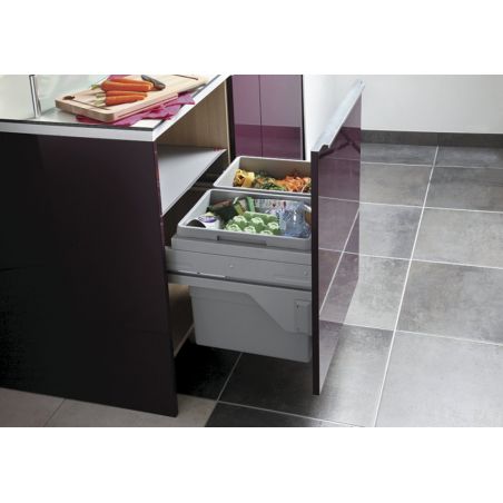 Poubelle de meuble 600 mm avec 2 bacs et couvercle fixe, ouverture manuelle et système SOFT, fixé sous le plan de cuisine gris.