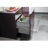 Poubelle de meuble 600 mm avec 2 bacs et couvercle fixe, ouverture manuelle et système SOFT, fixé sous le plan de cuisine gris.