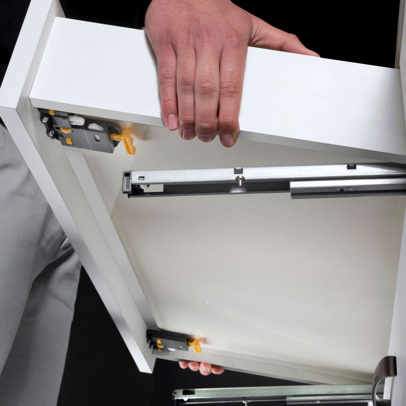 Jeu de coulisses invisibles Silver à sortie totale avec fermeture amortie et loquet, profondeur 490mm, Zingué