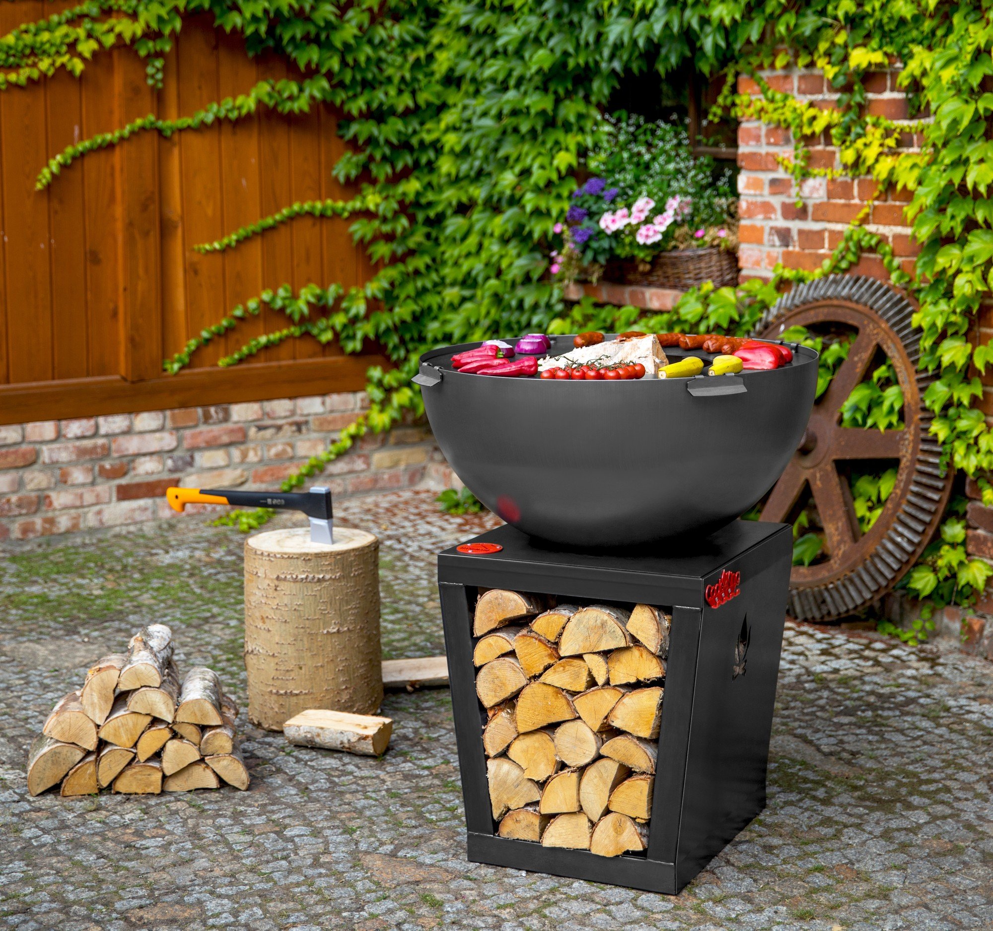Brasero en fonte avec stockage bois