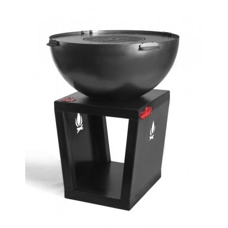 Brasero de jardin noir sur support géométrique, design robuste et grille supérieure, prêt pour l’allumage extérieur.