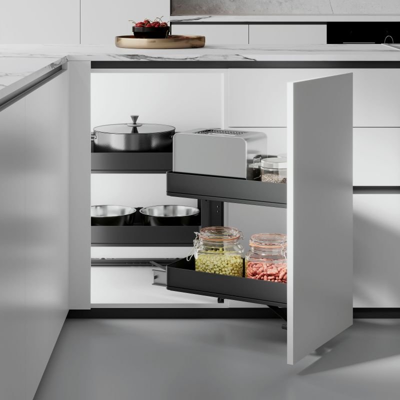 Étagère coulissante de cuisine bien organisée avec bocaux et accessoires en dessous, porte de meuble ouverte et rangement intégré blanc et gris.
