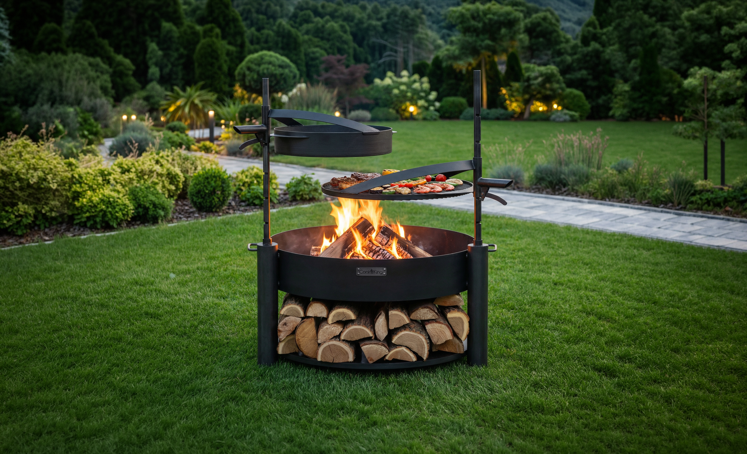 Foyer de jardin avec barbecue à bois, grande cuve circulaire et compartiments pour bois, installé sur pelouse verdoyante.