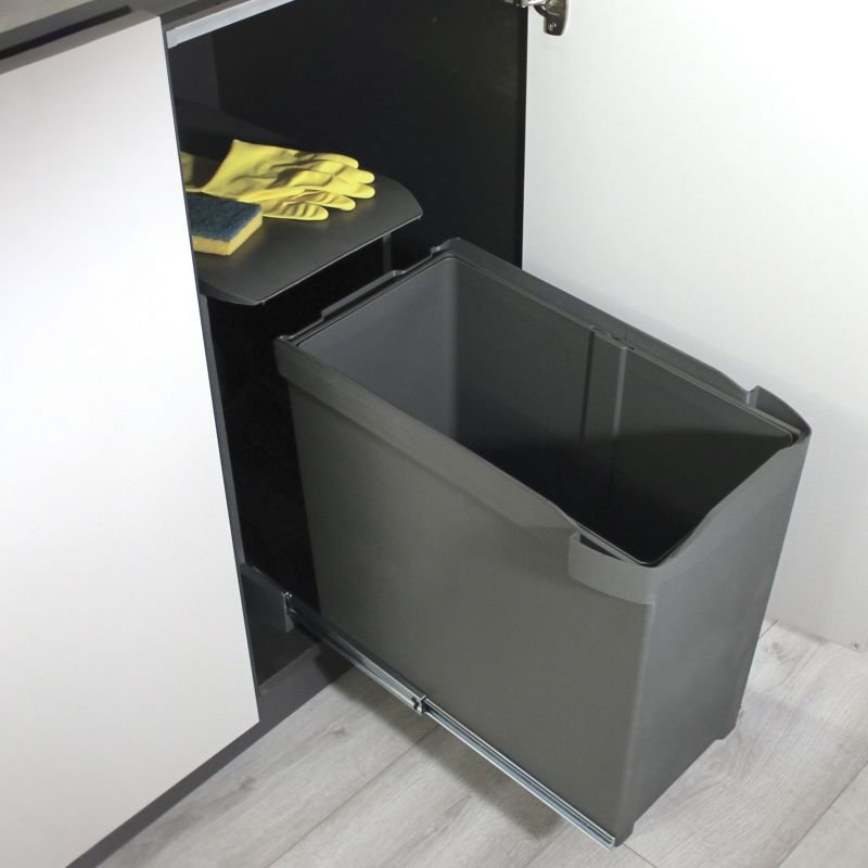 Poubelle de cuisine 1 bac avec système d'ouverture automatique qui permet de sortir le bac lorsque la porte s'ouvre, meuble ouvert avec gants et éponge sur le fond.