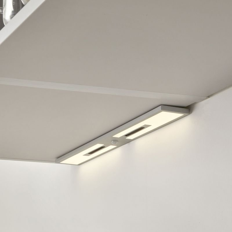 Réglette LED sous meuble haut fixée par vis et clips, détecteur de mouvement orienté vers plan de travail