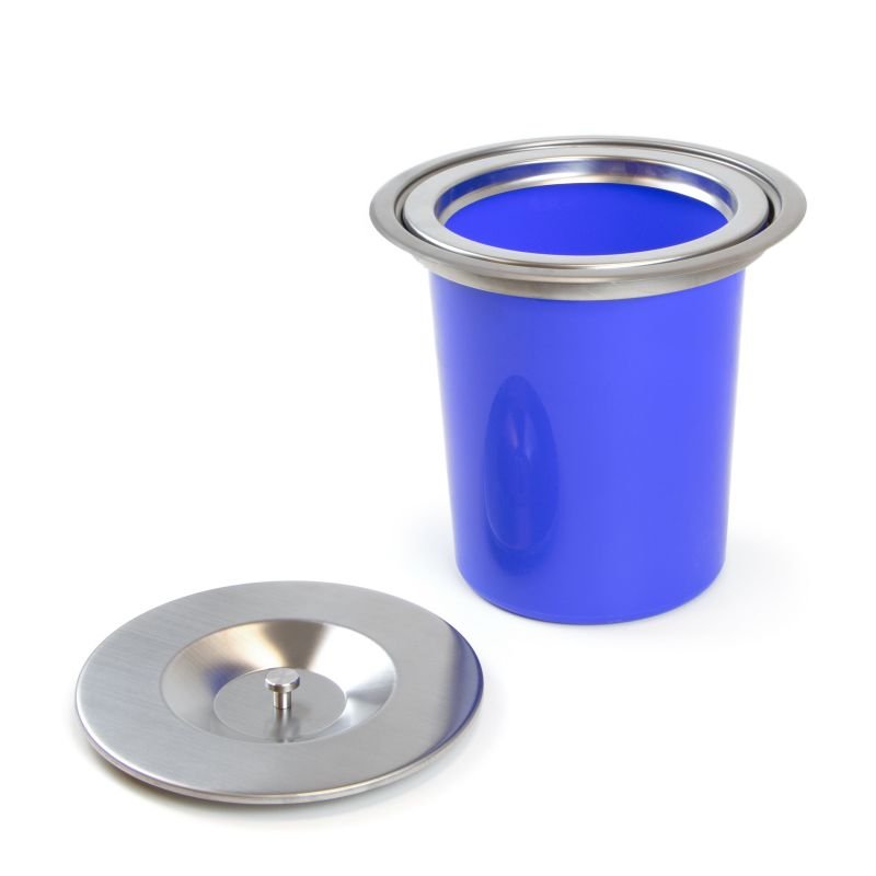 Seau bleu amovible et couvercle rond en inox présentés côte à côte, montrant les éléments qui composent la poubelle encastrable