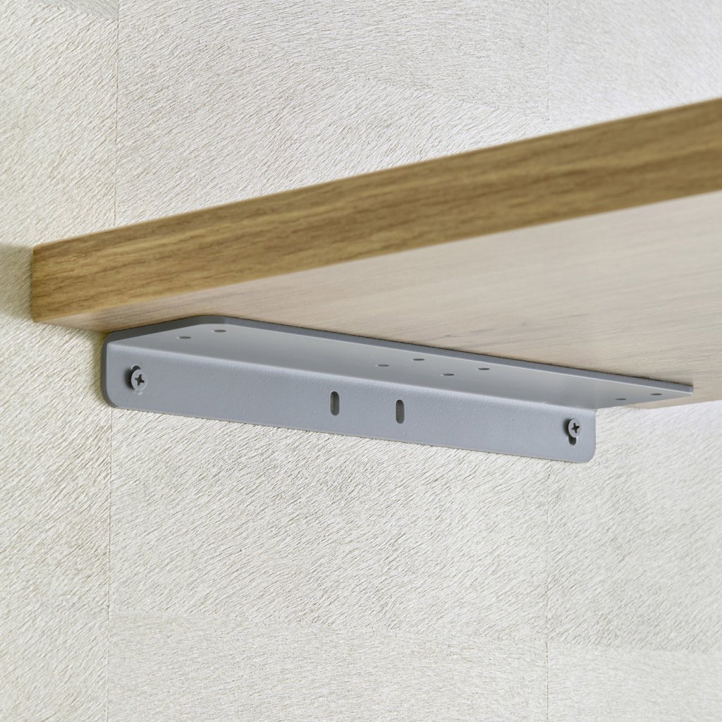 Support de fixation murale gris pour porte ou étagère, avec visserie et rainures de réglage.